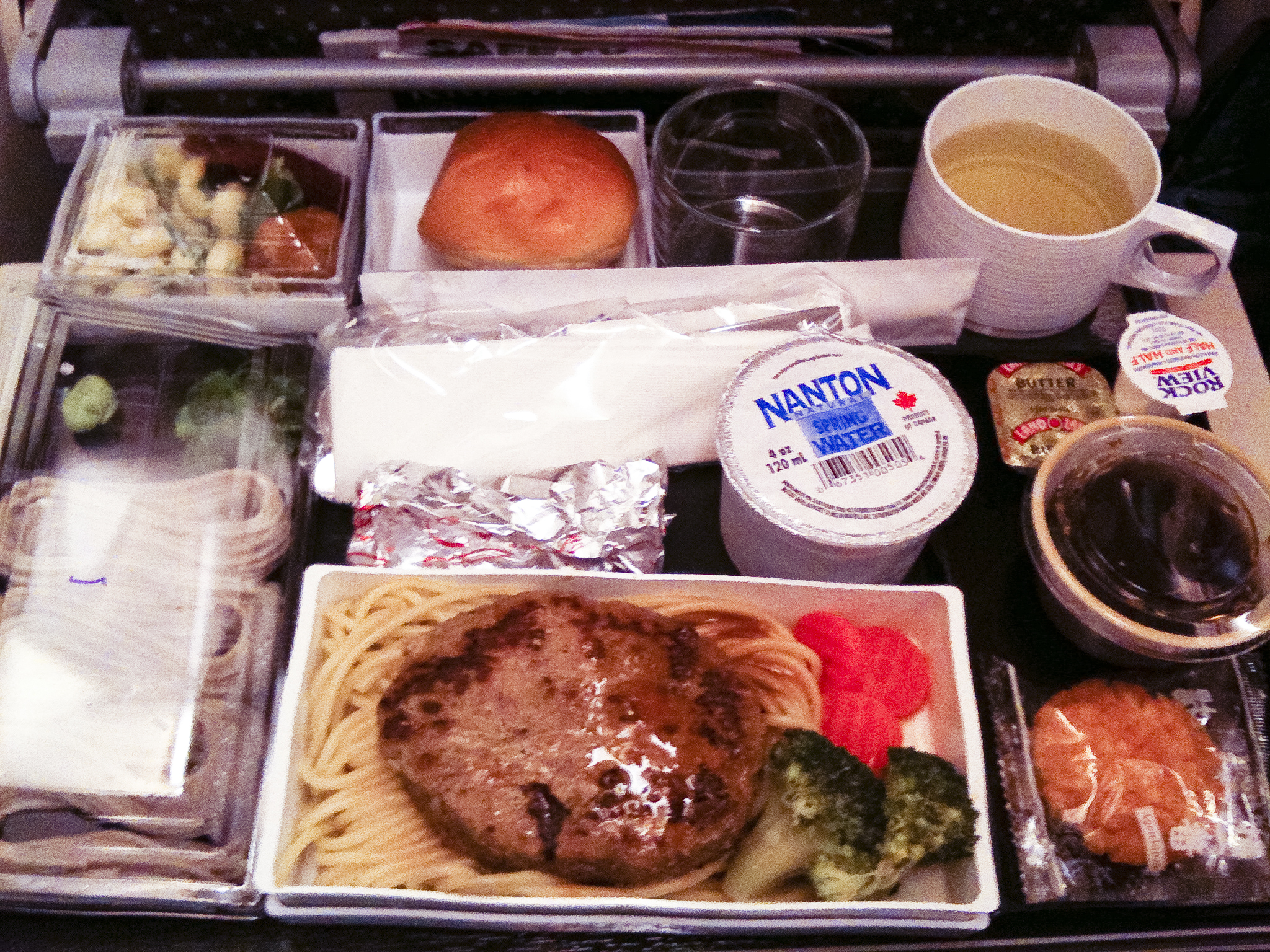 Dinner at the Singapore Airline plane from USA to Singapore.