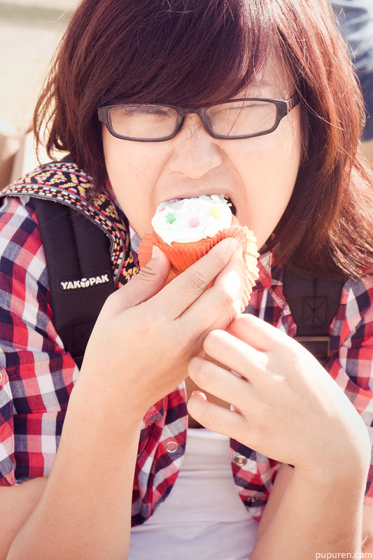 Jesca eating her homemade cupcake at Venice beach, Los Angeles.
