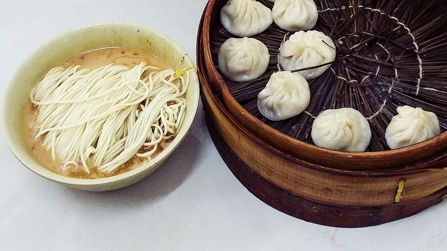Peanut sesame noodles and Xiao Long Bao at Wan Shou Zhai (ä¸‡å¯¿æ–‹) in Shanghai.