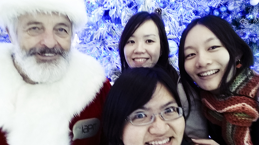 Taking a photo with Santa Claus in a shopping mall along Nanjing Road in Shanghai.