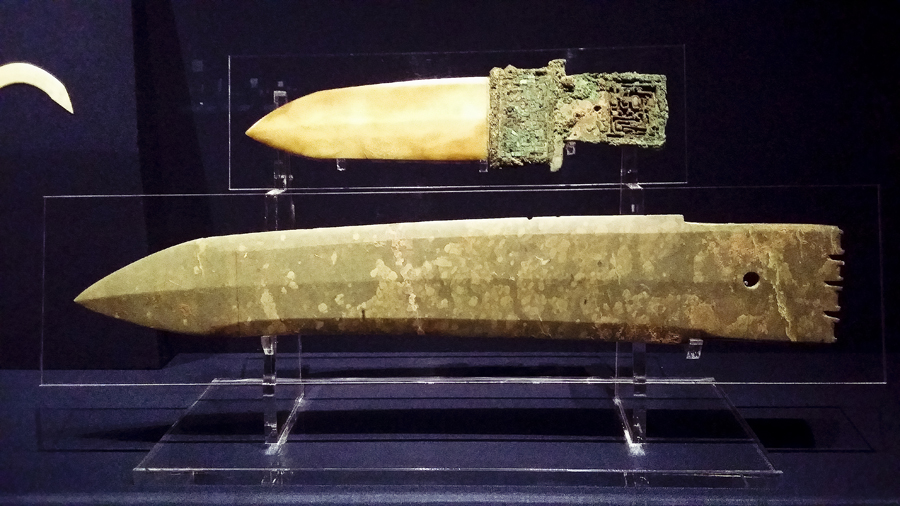 Top: Ge (Halberd) with a turquoise-inlaid bronze haft from the late Shang Dynasty (13th-11th century BC). Bottom: Ge (Halberd) from the late Shang dynasty (13th-11th century BC) at the Shanghai Museum.