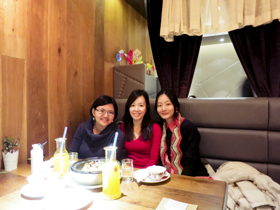 Puey, Ade, and Ren at at Grandma's Kitchen in Shanghai. å¤–å©†å®¶(å—äº¬è¥¿è·¯åº—). Photo from Ade.