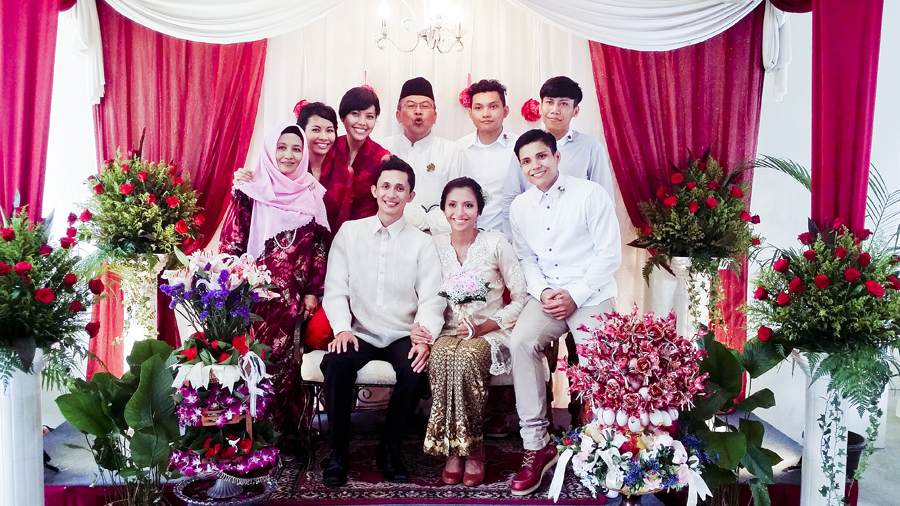 Family photo with the wedded couple at Azi & Darwis' wedding.