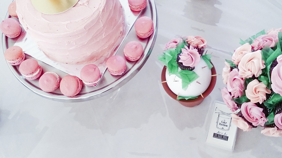Rose macarons and cupcakes by the Cake Anthem at Azi & Darwis' wedding.