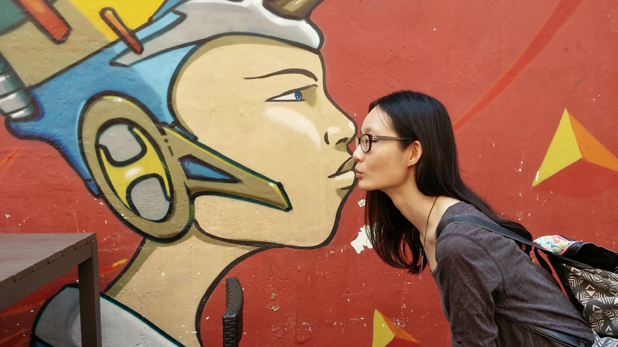 Kissing a mural in Haji Lane.