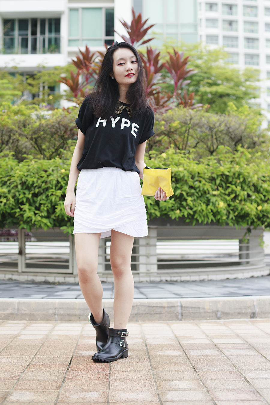 Black & White OOTD details: Black Lookbook.nu Hype tee, white Monrow Basic Shirred Skirt via Shopbop, gold Forever 21 chain collar necklace, black Dav Liverpool Rain Booties via Shopbop, yellow cosmetic pouch from clozette.