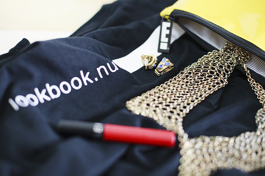 Outfit details: lookbook.nu Hype black t-shirt, sephora bright red lipstick, gold chain collar necklace from Forever 21.