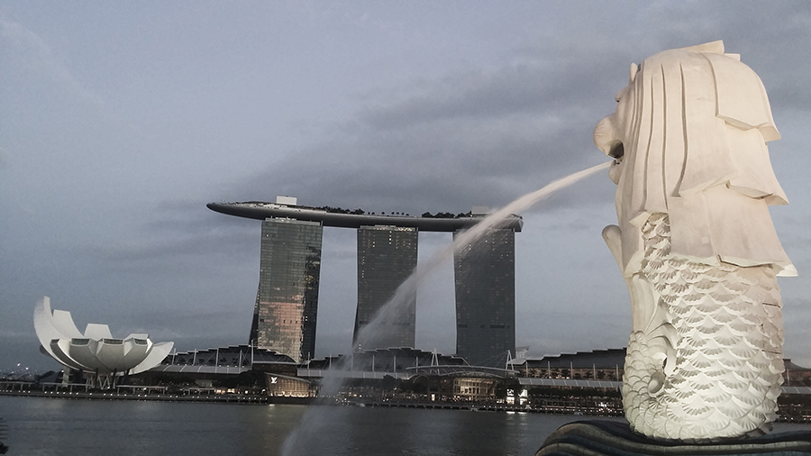 The Merlion and Marina Bay Sands by the Singapore River.