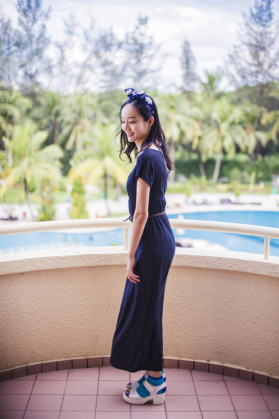 Resort Island Outfit: Forever 21 navy blue maxi dress, Osewaya daisy bunny-ear headband via JRunway, Street Sox llama toe socks, Taobao white platform sandals.