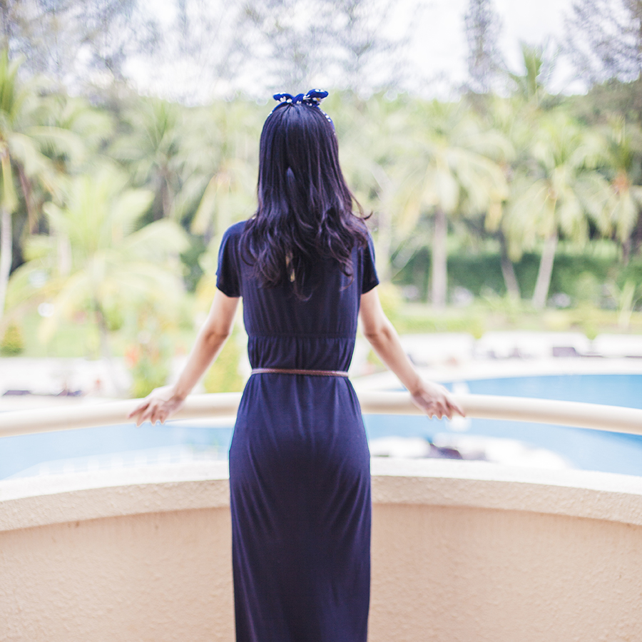 Resort Island Outfit: Forever 21 navy blue maxi dress, Osewaya daisy bunny-ear headband via JRunway.