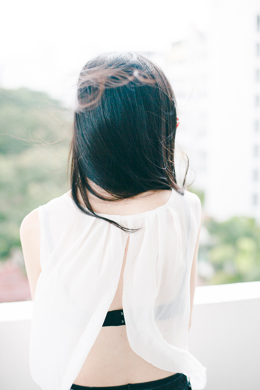Monochrome outfit: Dresslink backless white chiffon top, Uniqlo black bra.