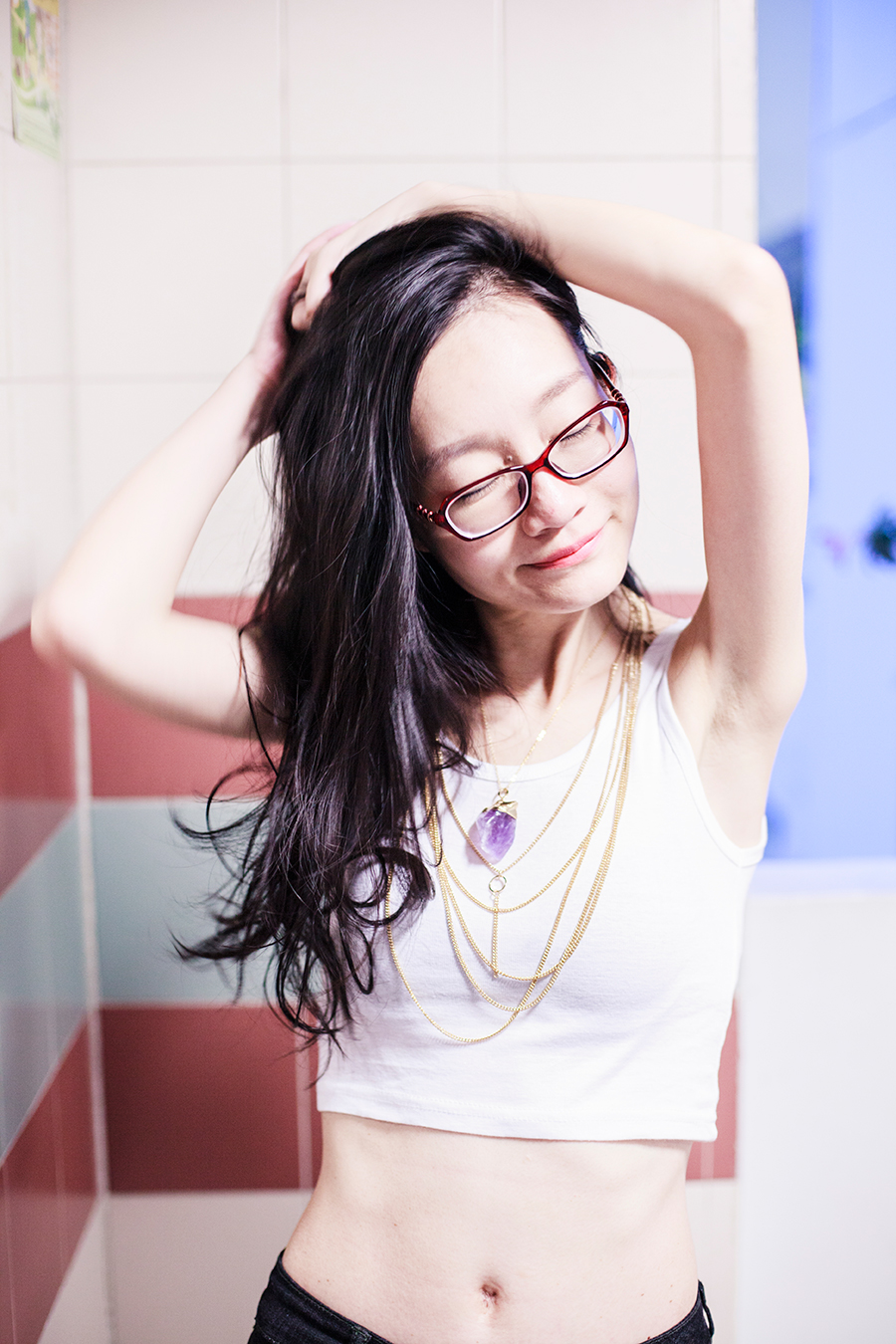 Dealsale amethyst necklace, Topshop gold bodychain as necklace, WholesaleBuying white tank crop top, Firmoo red framed glasses.