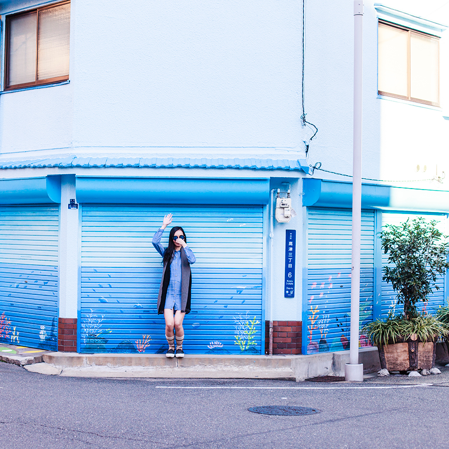 Outfit in Osaka, Japan: Uniqlo denim long-sleeved dress, CNDirect blue round mirror sunglasses, Happy socks tan socks, Spurr Monique sneakers.