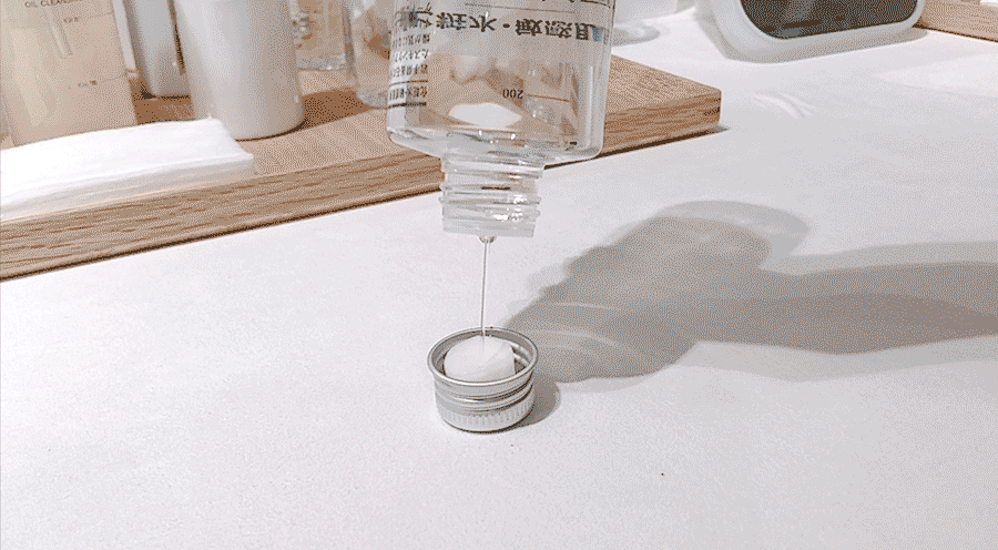 Animated gif of applying toner to a compact face mask at the MUJI Sensitive Skincare Health & Beauty Workshop in Japan Creative Centre, Singapore.