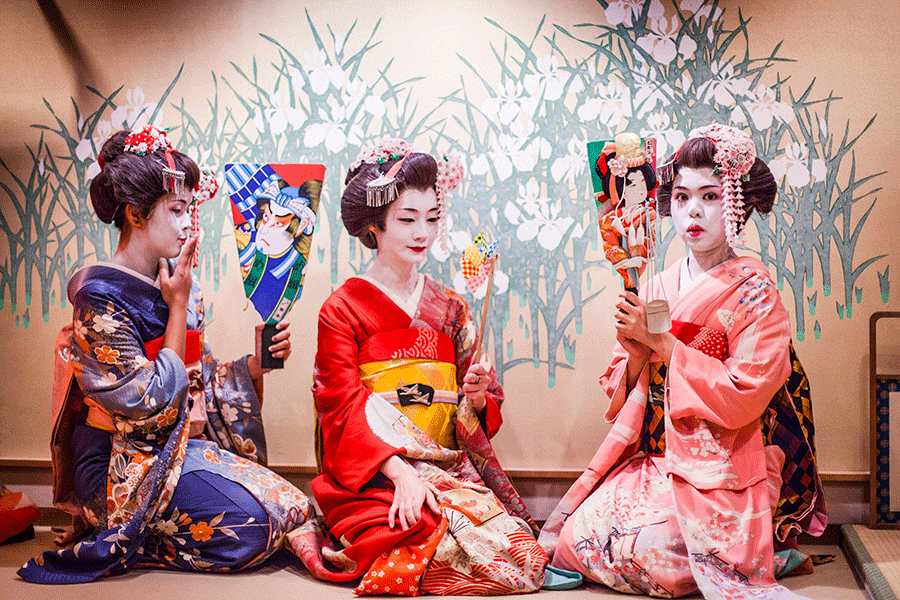 Animated gif of maiko playing with props at Maica, Gion Kyoto Japan.