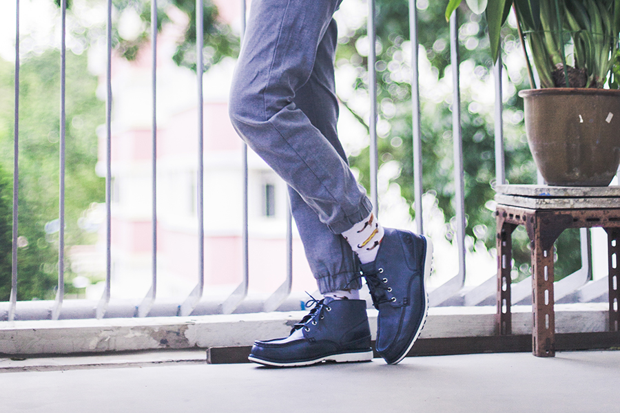 Uniqlo grey jogger pants, Taobao hotdog socks, Timberland blue chukka boots