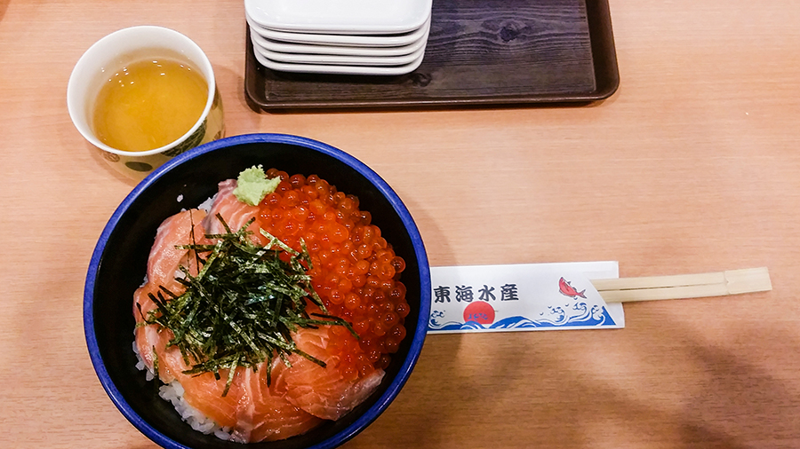 Salmon Oyakodon at æ±æµ·æ°´ç”£ (Tokai Suisan) in Osaka, Japan.