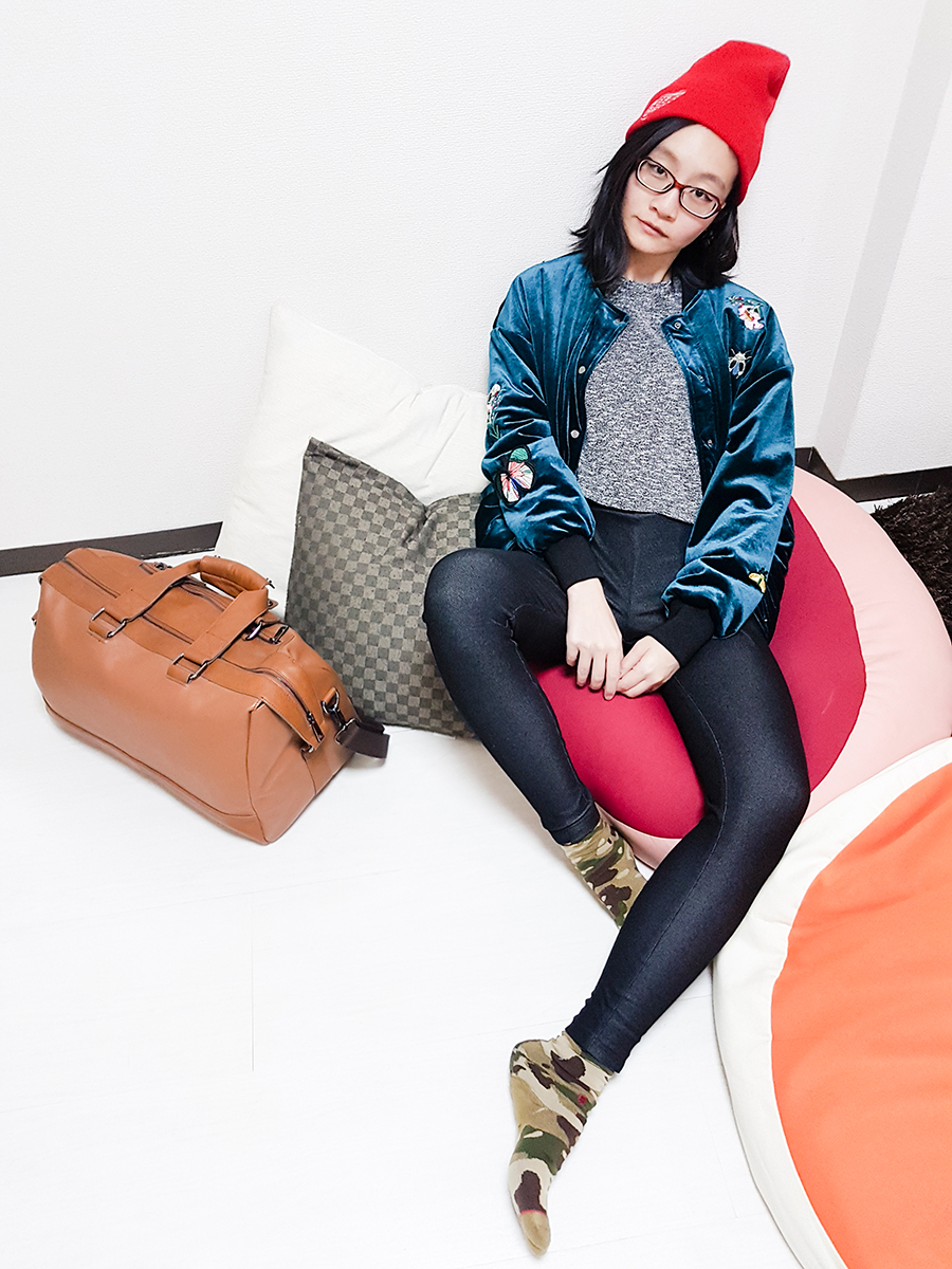 Plane outfit to Tokyo: Forever 21 knit heather grey top, Geb. black leggings, Firmoo red glasses, red beanie, Stance camouflage socks, ALDO travel bag, Gamiss peacock blue velvet embroidered bomber jacket.