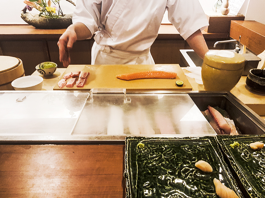 Chef Kyohei preparing salmon sushi in Makoto Sushi.